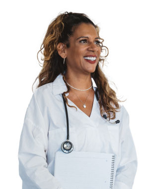 Mujer con cabello castaño oscuro y reflejos con bata blanca de enfermera y un estetoscopio alrededor de su cuello sosteniendo un ntebook con ambas manos